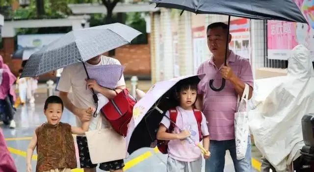 端午假期归来降雨持续,广东多地发布暴雨红色预警 端午假期归来降雨持续,广东多地发布暴雨红色预警