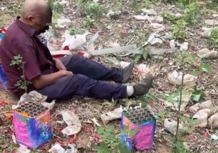 复燃了？男子右眼严重炸伤！这个东西捡不得！