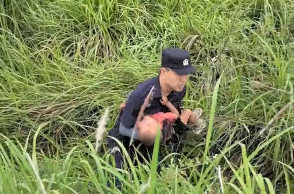 长相最凶的警犬做了最温暖的事：在灌木丛中找到走失2天的2岁男童