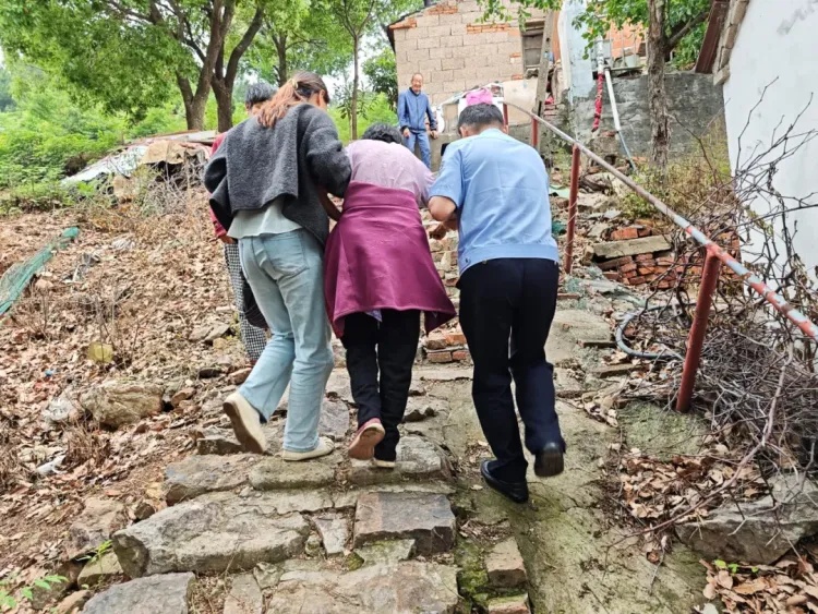 12小时,深山营救!八旬老人被成功找到 12小时,深山营救!八旬老人被成功找到