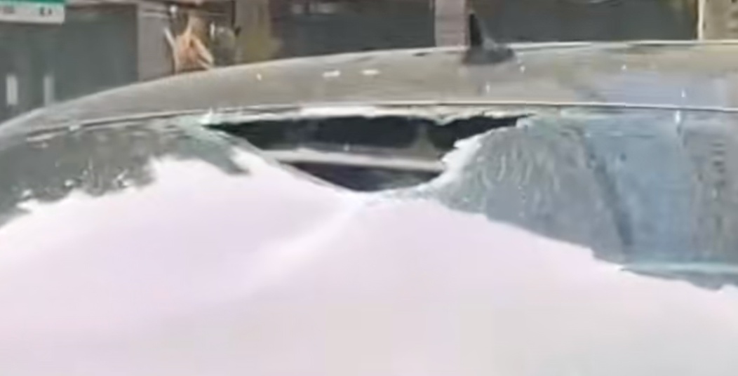 位某（女，29岁）当街打砸多车，当地通报：系精神病发作，家属愿赔偿