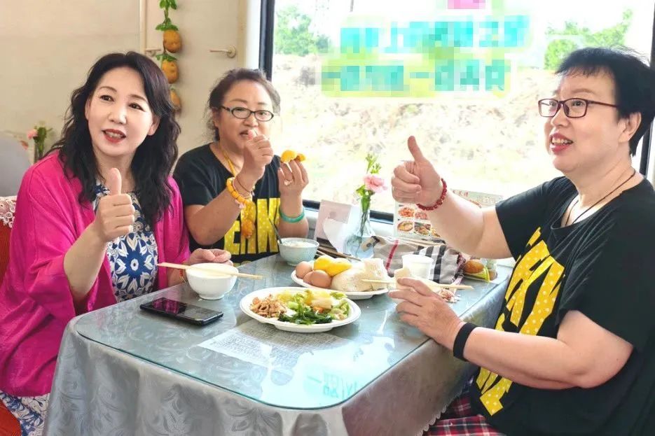 火车上也能吃自助餐啦！锅包肉、水煮鱼…样式多品类全