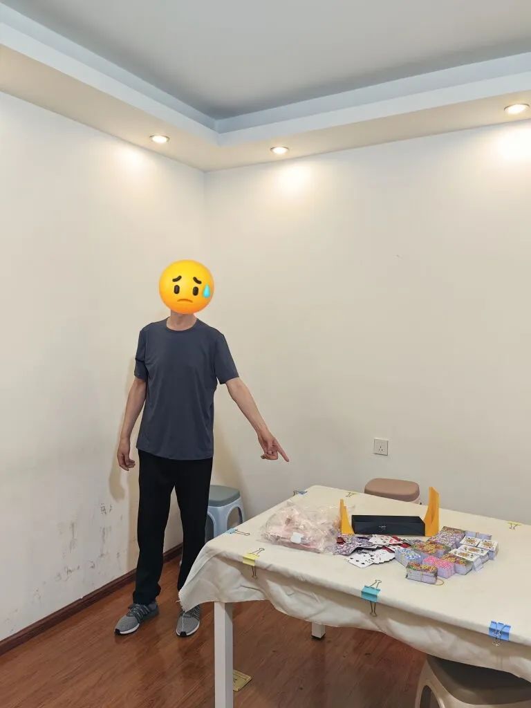 居民楼内“聚众赌博”!昆明警方深夜出击,男女30余人当场被抓 居民楼内“聚众赌博”!昆明警方深夜出击,男女30余人当场被抓