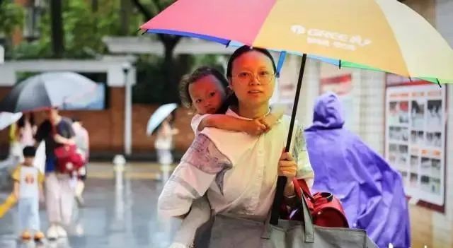 端午假期归来降雨持续,广东多地发布暴雨红色预警 端午假期归来降雨持续,广东多地发布暴雨红色预警