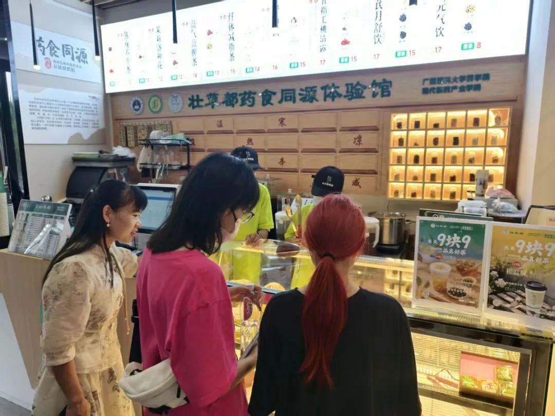 去医院吃面包?这届年轻人真会“养生”! 去医院吃面包?这届年轻人真会“养生”!