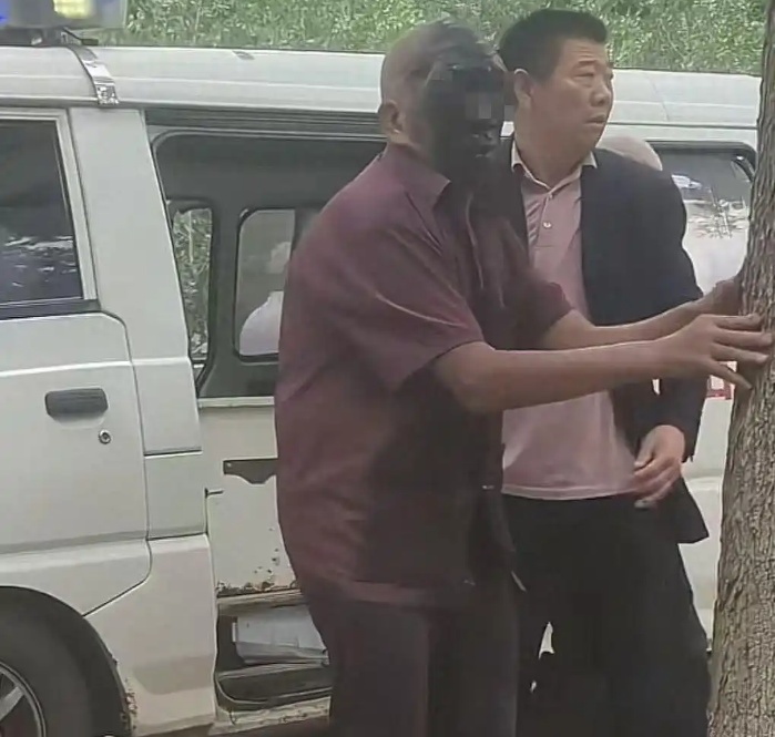 复燃了？男子右眼严重炸伤！这个东西捡不得！