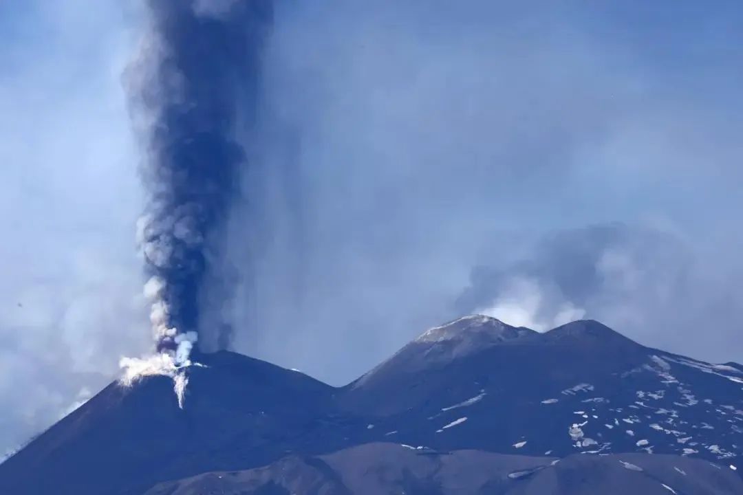 欧洲最高活火山喷发，50公里外能听到爆炸声