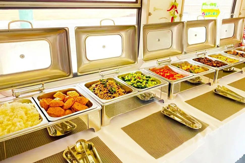 火车上也能吃自助餐啦！锅包肉、水煮鱼…样式多品类全