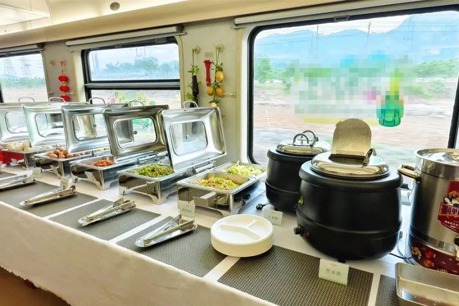 火车上也能吃自助餐啦！锅包肉、水煮鱼…样式多品类全