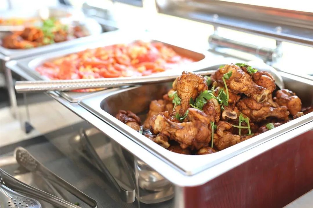 火车上也能吃自助餐啦！锅包肉、水煮鱼…样式多品类全