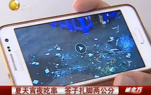 小伙脖子被扎多根烧烤签，上面还挂着肉！类似事件曾多次发生，医生提醒
