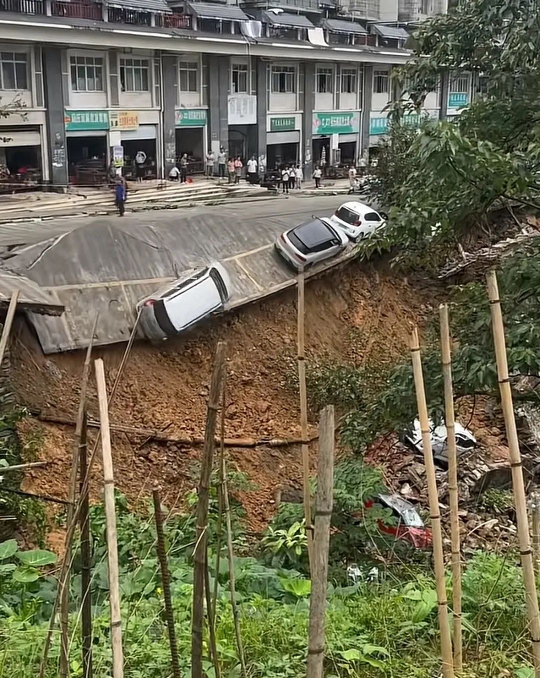 广西柳州一路段突发塌陷,多辆小车坠落坡下,当地:无伤亡,已让部分群众撤离 广西柳州一路段突发塌陷,多辆小车坠落坡下,当地:无伤亡,已让部分群众撤离