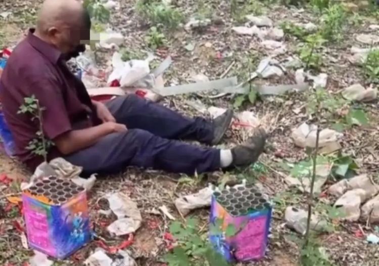 捡废品却捡了个“定时炸弹”,七旬老人被炸伤!“遗留火种”威力有多大? 捡废品却捡了个“定时炸弹”,七旬老人被炸伤!“遗留火种”威力有多大?