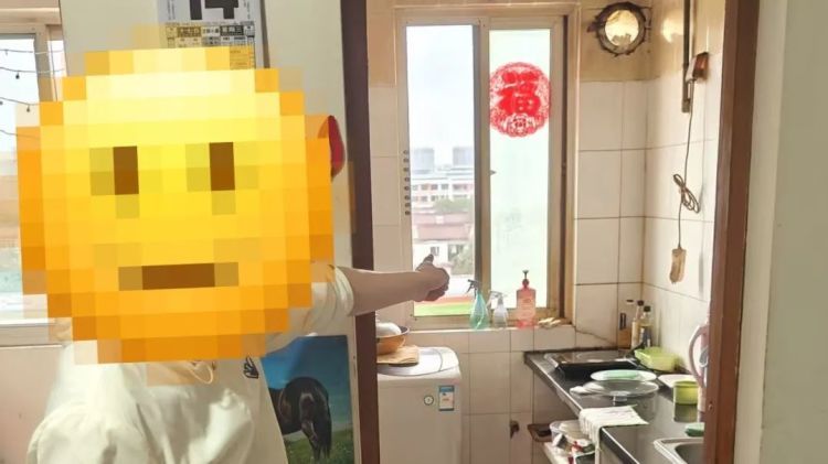 一男子高空抛掷两个白酒玻璃瓶，被刑拘！