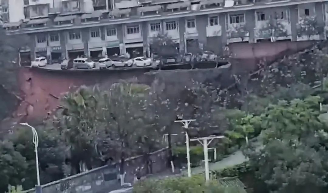 广西柳州一路段突发塌陷,多辆小车坠落坡下,当地:无伤亡,已让部分群众撤离 广西柳州一路段突发塌陷,多辆小车坠落坡下,当地:无伤亡,已让部分群众撤离