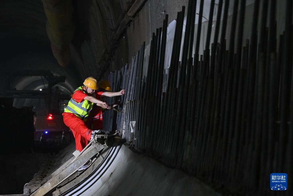 重庆轨道交通15号线二期中梁山隧道顺利贯通 重庆轨道交通15号线二期中梁山隧道顺利贯通