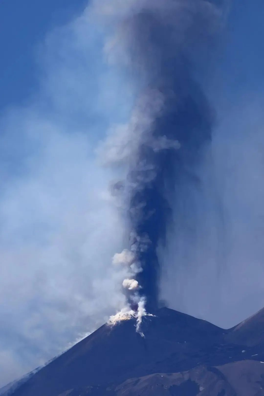 欧洲最高活火山喷发，50公里外能听到爆炸声