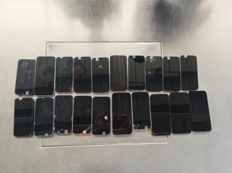 皇岗海关查获一起跨境客车藏匿20台旧手机进境案 皇岗海关查获一起跨境客车藏匿20台旧手机进境案