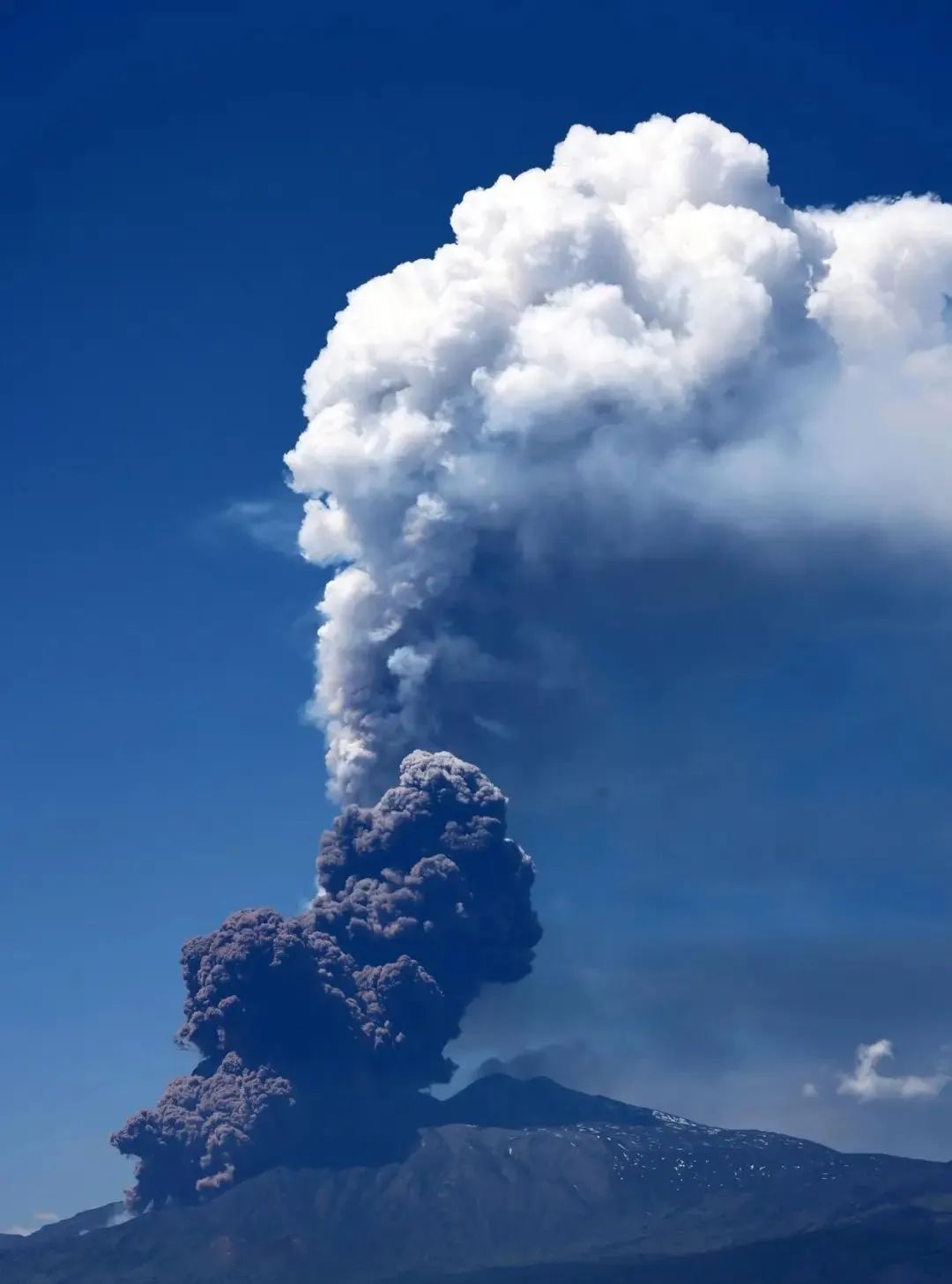 欧洲最高活火山喷发，50公里外能听到爆炸声