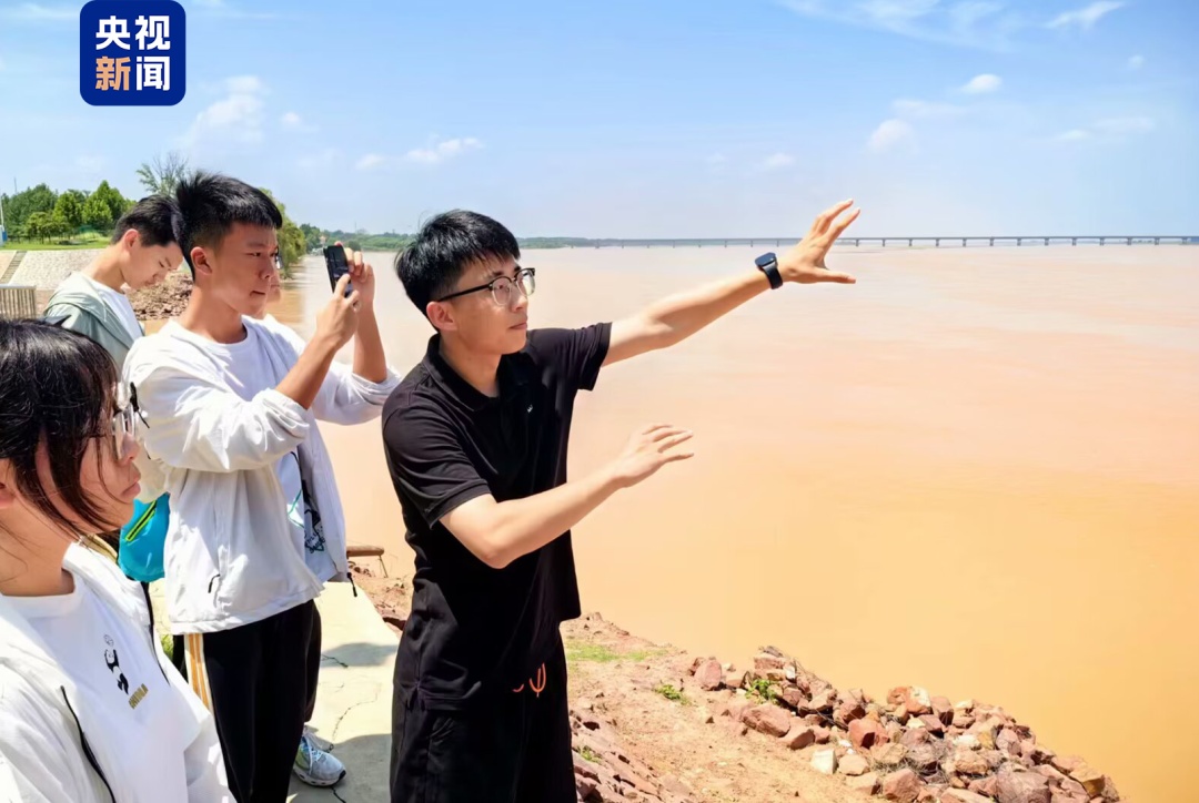 “这个地理老师有两把刷子!” “这个地理老师有两把刷子!”