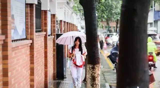 端午假期归来降雨持续,广东多地发布暴雨红色预警 端午假期归来降雨持续,广东多地发布暴雨红色预警