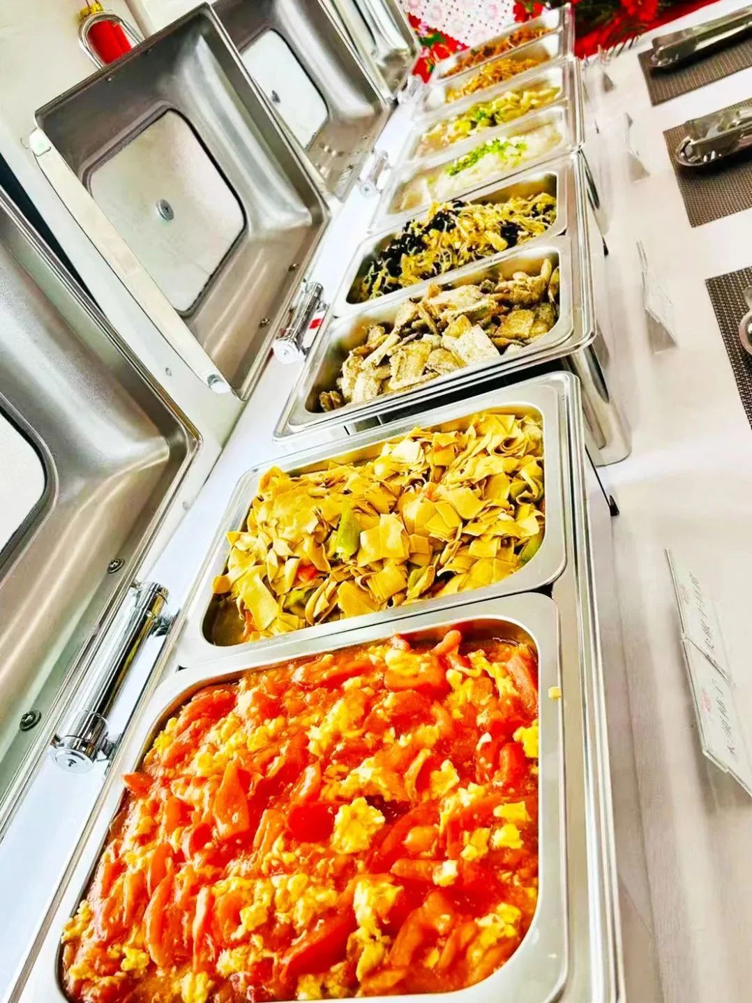 火车上也能吃自助餐啦！锅包肉、水煮鱼…样式多品类全
