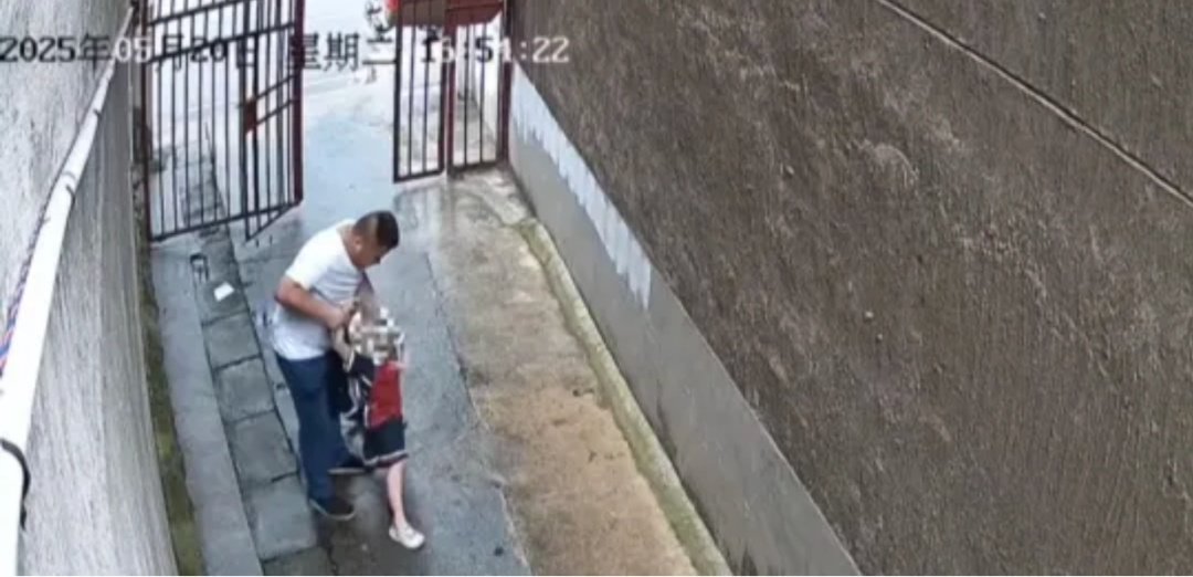 男子酒后拖拽6岁女童进巷子,警方通报:涉嫌寻衅滋事已被拘留,将追究刑事责任 男子酒后拖拽6岁女童进巷子,警方通报:涉嫌寻衅滋事已被拘留,将追究刑事责任