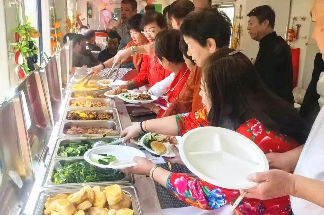 火车上也能吃自助餐啦！锅包肉、水煮鱼…样式多品类全