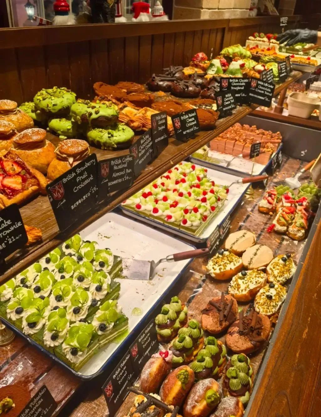 食品直接裸露在外,“唾沫乱飞”……上海知名网红面包店被责令整改 食品直接裸露在外,“唾沫乱飞”……上海知名网红面包店被责令整改