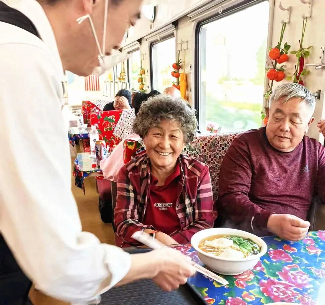 火车上也能吃自助餐啦！锅包肉、水煮鱼…样式多品类全