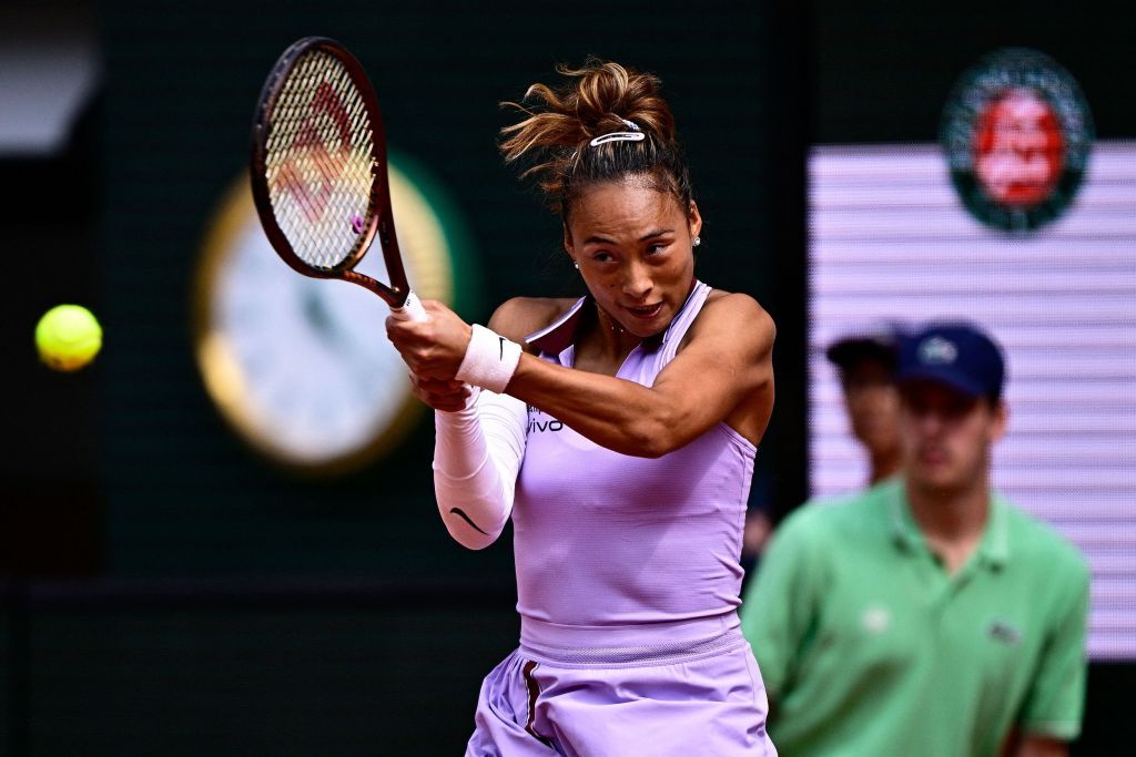 两盘不敌世界第一萨巴伦卡,郑钦文止步法网女单八强 两盘不敌世界第一萨巴伦卡,郑钦文止步法网女单八强