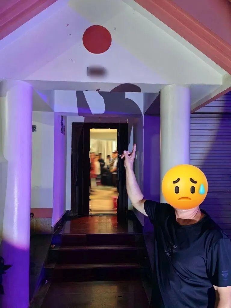 深夜，昆明一居民楼内，30余人被抓