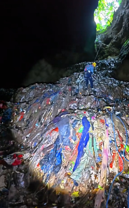 张家界溶洞7天清出2.7吨垃圾 张家界溶洞7天清出2.7吨垃圾
