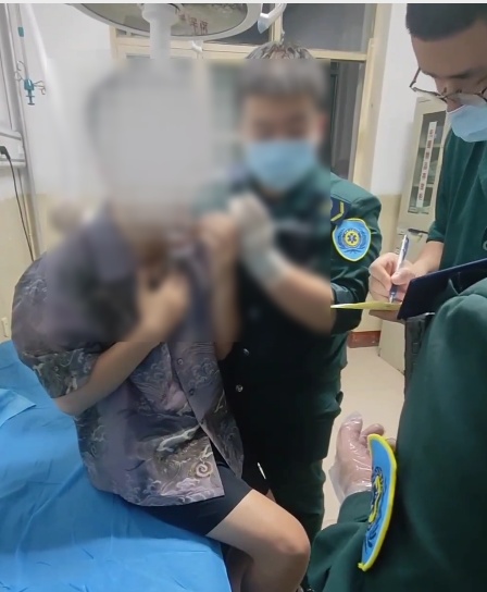 小伙脖子被扎多根烧烤签，上面还挂着肉！类似事件曾多次发生，医生提醒