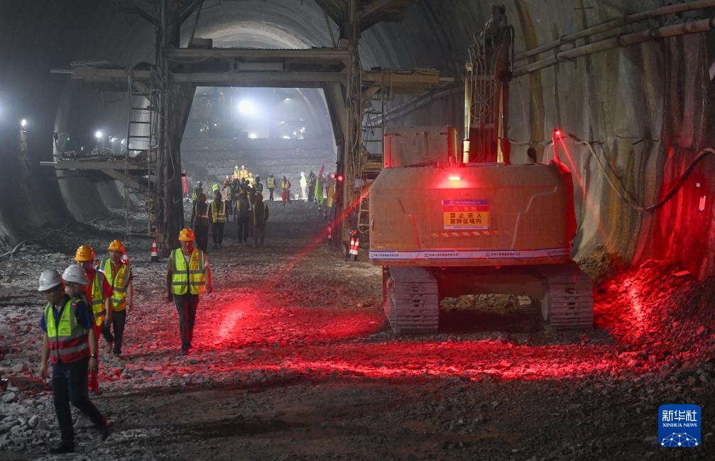 重庆轨道交通15号线二期中梁山隧道顺利贯通 重庆轨道交通15号线二期中梁山隧道顺利贯通