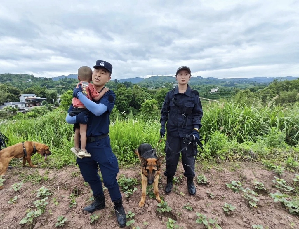 长相最凶的警犬做了最温暖的事：在灌木丛中找到走失2天的2岁男童