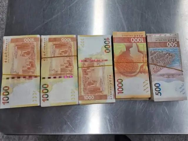 左口袋10万元,右口袋10万元,包里还背着26.9万元!男子违规携带超额港币被查获 左口袋10万元,右口袋10万元,包里还背着26.9万元!男子违规携带超额港币被查获
