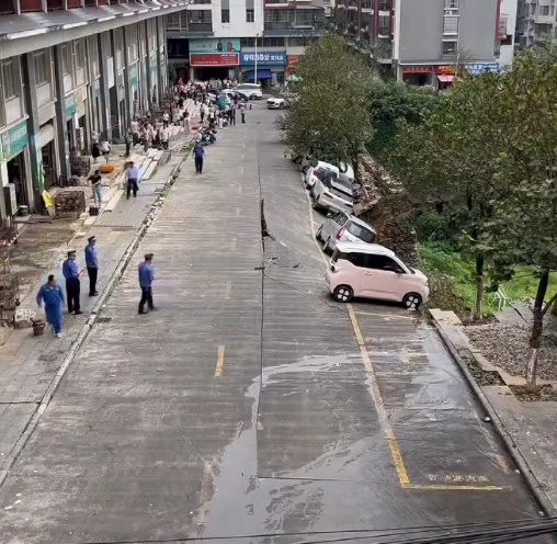 广西柳州一路段突发塌陷,多辆小车坠落坡下,当地:无伤亡,已让部分群众撤离 广西柳州一路段突发塌陷,多辆小车坠落坡下,当地:无伤亡,已让部分群众撤离