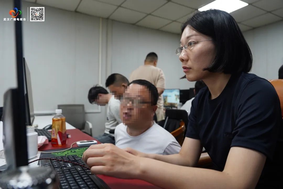 雷霆出击!武汉警方一举抓获32名“白富美” 雷霆出击!武汉警方一举抓获32名“白富美”