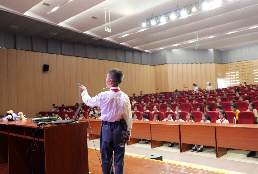 还记得在高铁“立硬币”的“小孩哥”吗?儿童节前,他当了回“小老师” 还记得在高铁“立硬币”的“小孩哥”吗?儿童节前,他当了回“小老师”