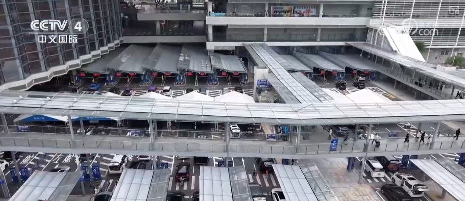 传统文化“圈粉”外国友人 “手信新宠”凭借独特魅力激发入境消费活力 传统文化“圈粉”外国友人 “手信新宠”凭借独特魅力激发入境消费活力