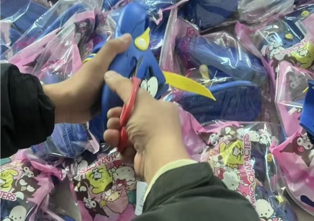 超标509倍！这种“毒拖鞋” 易致孩子性早熟，赶紧扔