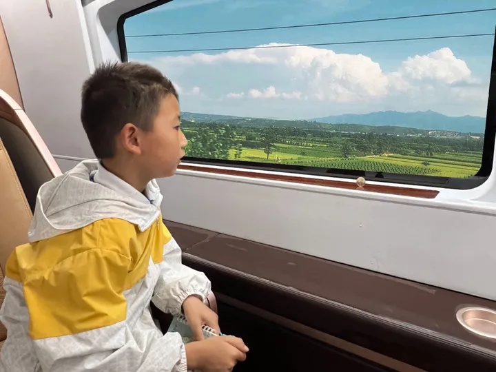 还记得在高铁“立硬币”的“小孩哥”吗?儿童节前,他当了回“小老师” 还记得在高铁“立硬币”的“小孩哥”吗?儿童节前,他当了回“小老师”