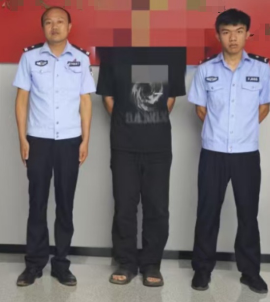 男子跑进派出所求助，结果当场被抓！