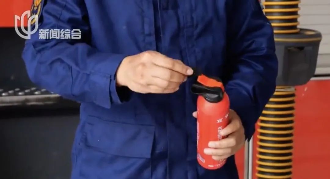 马路中央货车突然着火冒烟!驾车经过的他冲了上去 马路中央货车突然着火冒烟!驾车经过的他冲了上去