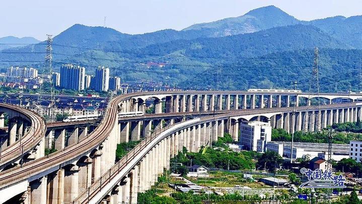 高铁列车“飙车”?官方解答来了! 高铁列车“飙车”?官方解答来了!