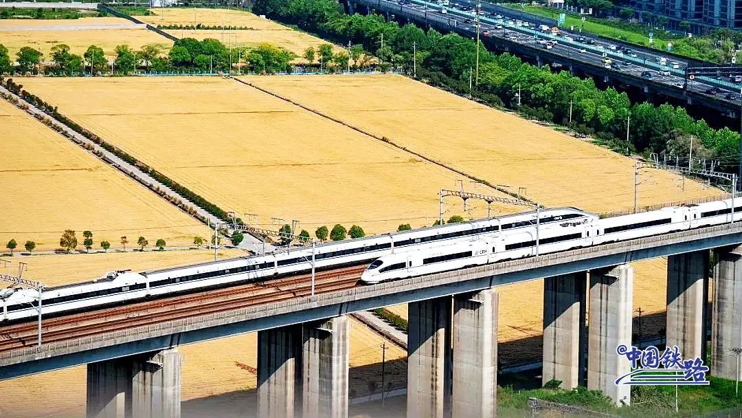 高铁列车“飙车”?官方解答来了 高铁列车“飙车”?官方解答来了