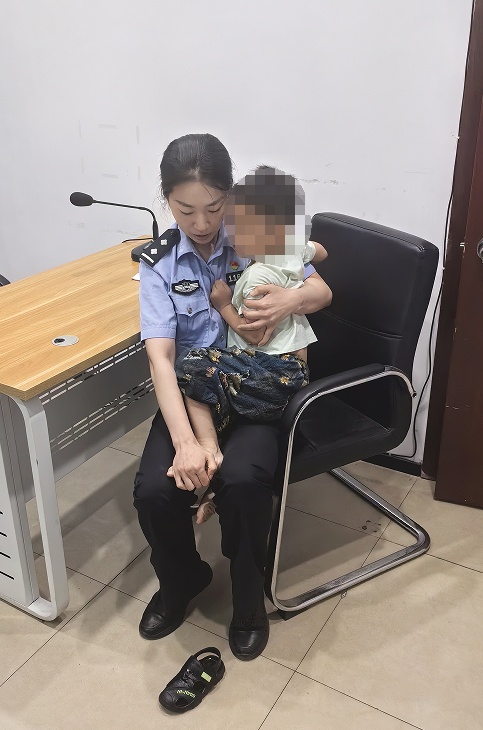 外卖员带娃摔倒后，决定报警！