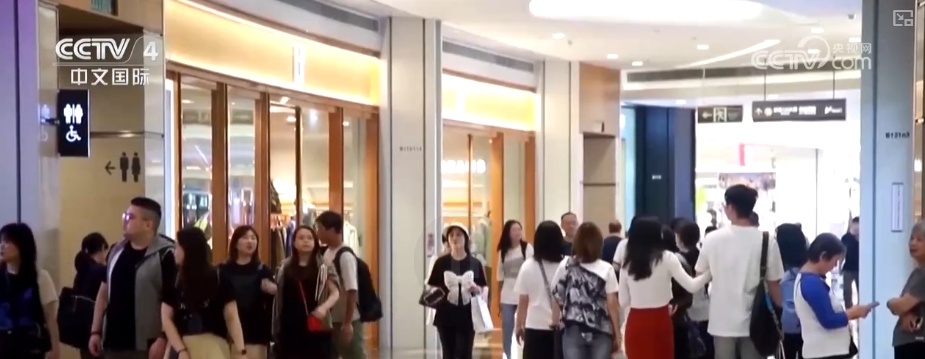 传统文化“圈粉”外国友人 “手信新宠”凭借独特魅力激发入境消费活力 传统文化“圈粉”外国友人 “手信新宠”凭借独特魅力激发入境消费活力