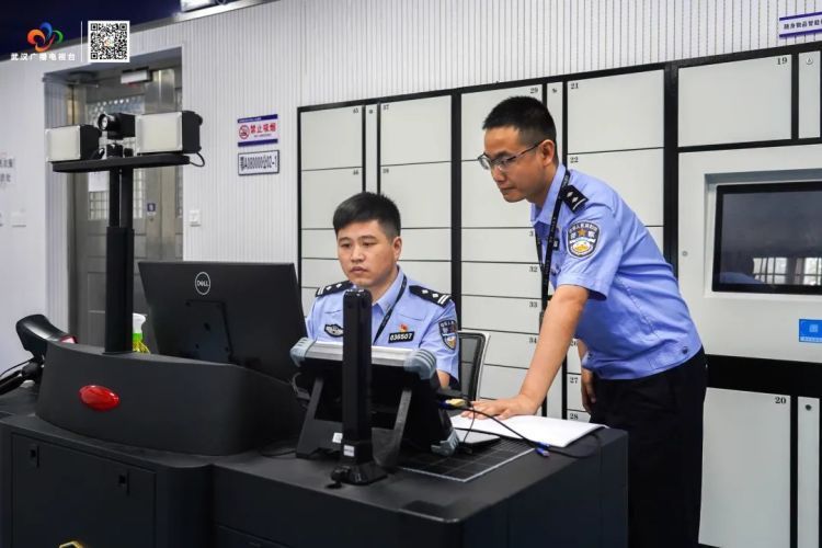 破门而入！武汉警方一举抓获32名“白富美”